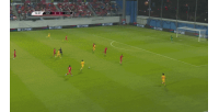 国足1-0领先新加坡！谢文能传中 塞鸟高高跃起头球收获国足处子球