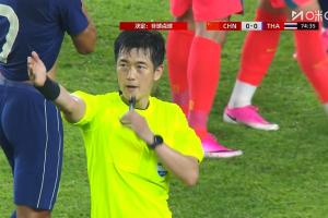 没有点球！国足角球制造禁区混乱，VAR介入3分钟认定非点球