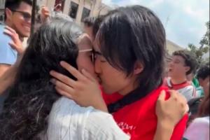 乐不思蜀！韩国球迷在墨西哥已玩嗨，与当地陌生女球迷接吻