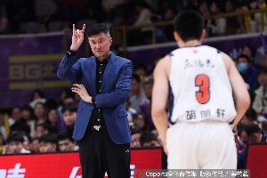 解说：听说杜锋有太多社会职务&对权力欲望强 经常不能完整带训练