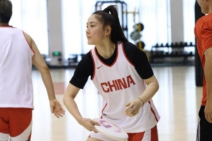 特别的热身方式！中国女篮用飞盘热身 兼顾预判/反应/专注/协作