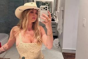 太阳报：林德洛夫妻子世界杯期间在酒吧狂欢，最后骑上一只机械牛