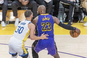 对手高管：詹姆斯会去勇士 他和库里&追梦保持健康勇士仍有竞争力