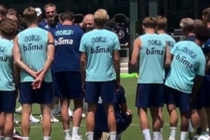 挪威国家队训练前为70岁安保主管庆祝生日，并赠送全队签名球衣