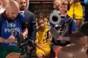 南非全队庆祝击败韩国出线时，亚当斯只是静静坐在一旁